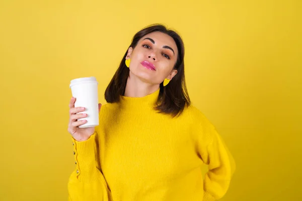 Young Woman Yellow Cozy Sweater Bright Pink Lip Gloss Paper — Stock Photo, Image