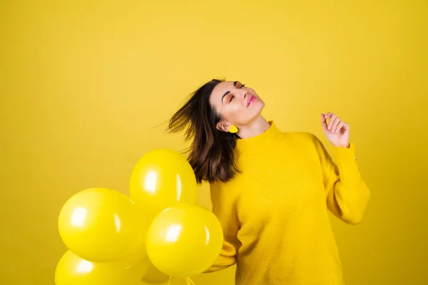 若いですかわいいです女性で黄色のセーターで背景に風船で30歳の誕生日の最高の誕生日を祝う — ストック写真