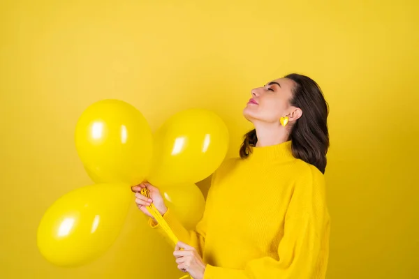 若いですかわいいです女性で黄色のセーターで背景に風船で30歳の誕生日の最高の誕生日を祝う — ストック写真