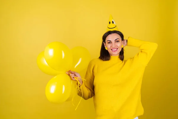 Mulher Bonita Nova Uma Camisola Amarela Fundo Com Balões Celebra — Fotografia de Stock