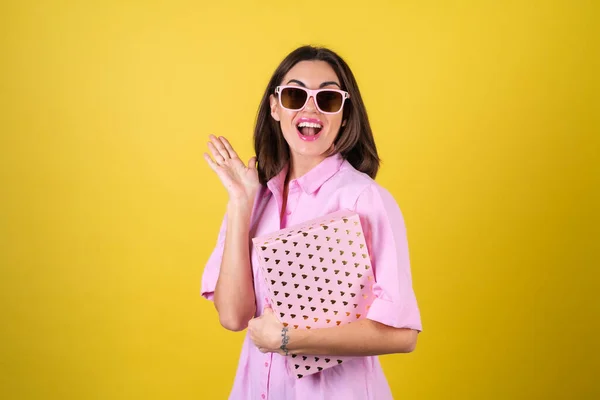 Jovem Elegante Vestido Rosa Óculos Fundo Amarelo Com Uma Caixa — Fotografia de Stock