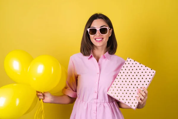 Jovem Elegante Vestido Rosa Óculos Com Uma Caixa Presente Balões — Fotografia de Stock