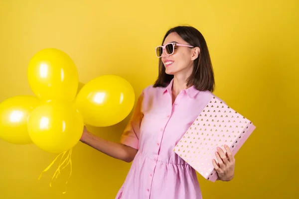 Jovem Elegante Vestido Rosa Óculos Com Uma Caixa Presente Balões — Fotografia de Stock