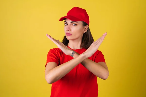 Lieferdienstmitarbeiterin Mit Roter Mütze Leeres Shirt Uniform Arbeitskleidung Kurier Dienst — Stockfoto