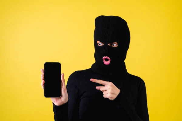 Женщина Ярко Розовыми Губами Балаклава Голове Держит Мобильный Телефон Хакер — стоковое фото