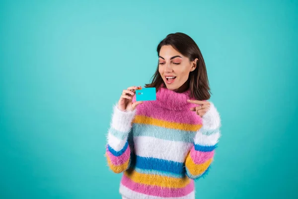 Mavi Arka Planda Parlak Renkli Süveter Giyen Genç Bir Kadın — Stok fotoğraf