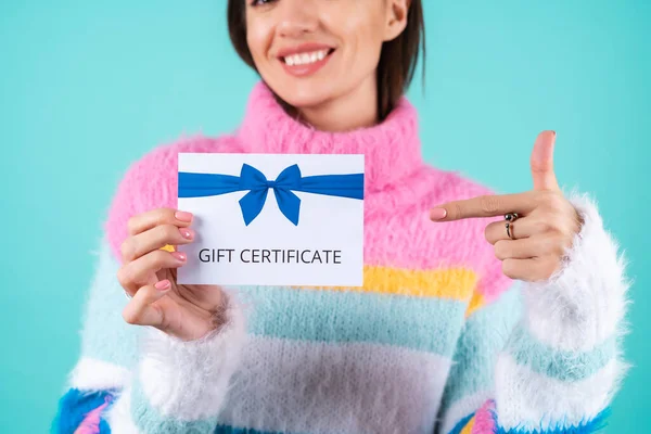 Jovem Mulher Uma Camisola Multicolorida Brilhante Fundo Azul Possui Certificado — Fotografia de Stock