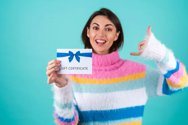 Mujer Joven Suéter Multicolor Brillante Sobre Fondo Azul Tiene Certificado —  Fotos de Stock