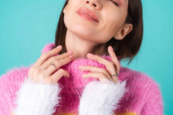 Fechar Retrato Uma Jovem Mulher Uma Camisola Fundo Azul Com — Fotografia de Stock