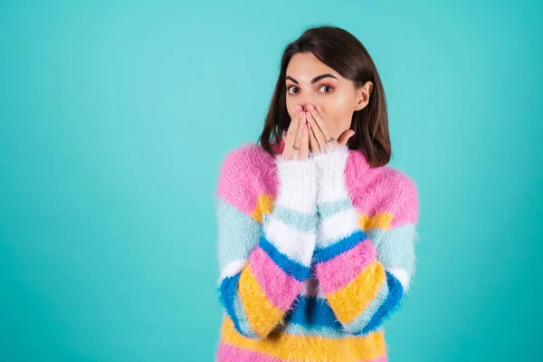 Wanita Muda Dengan Sweater Berwarna Warni Terang Dengan Latar Belakang — Stok Foto