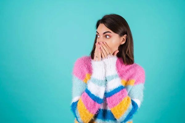 Wanita Muda Dengan Sweater Berwarna Warni Terang Dengan Latar Belakang — Stok Foto