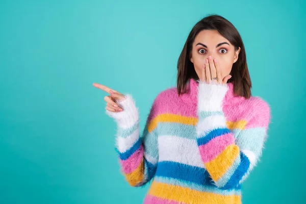 Mujer Joven Suéter Multicolor Brillante Sobre Fondo Azul Impactado Cubre —  Fotos de Stock