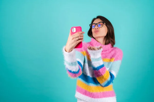 Uma Jovem Mulher Uma Camisola Multicolorida Brilhante Fundo Azul Com — Fotografia de Stock