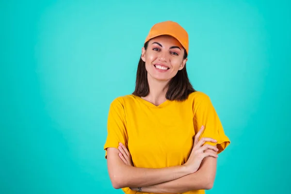 Genç Kadın Teslimatçı Kurye Mavi Arka Planda Turuncu Sarı Şapkalı — Stok fotoğraf