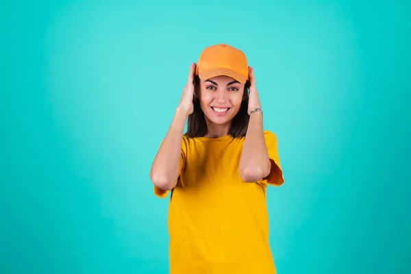Νεαρή Γυναίκα Υπάλληλος Της Υπηρεσίας Παράδοσης Κούριερ Πορτοκαλί Κίτρινο Καπέλο — Φωτογραφία Αρχείου