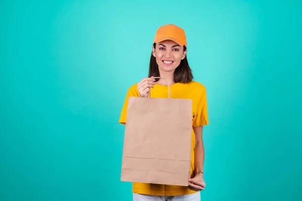 Νεαρή Γυναίκα Παραδίδοντας Υπάλληλος Courier Πορτοκαλί Κίτρινο Καπέλο Μπλε Φόντο — Φωτογραφία Αρχείου