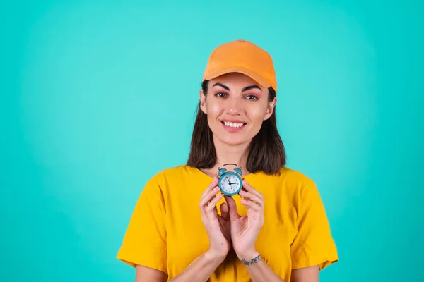 Jovem Trabalhador Serviço Entrega Mulheres Mensageiro Gorro Amarelo Alaranjado Fundo — Fotografia de Stock