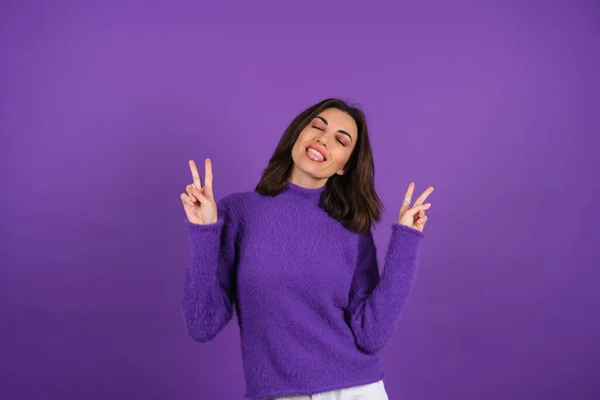 Young Woman Purple Soft Cozy Sweater Background Cute Smiling Cheerfully — ストック写真