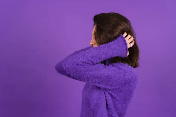 Young Woman Purple Soft Cozy Sweater Background Cute Smiling Cheerfully — Foto Stock