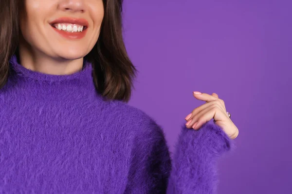 紫の柔らかい居心地の良いセーターの若い女性が陽気にかわいい笑顔を背景に 高い精神で 自信を持って笑顔 口紅と明るいメイク — ストック写真