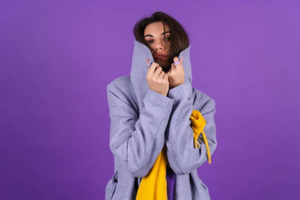 Young Woman Gray Coat Yellow Scarf Purple Background Posing Cozy — ストック写真
