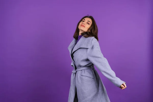 Young Woman Gray Coat Purple Background Posing Cozy Warm Autumn — Φωτογραφία Αρχείου