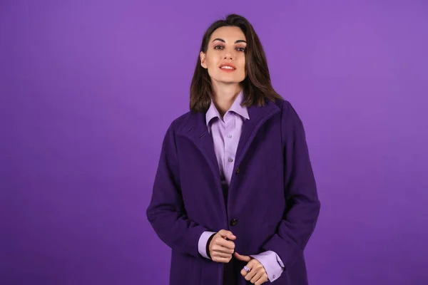 Young Woman Woolen Coat Purple Background Posing Cozy Warm Autumn — Φωτογραφία Αρχείου