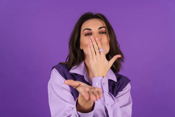 Young Woman Shirt Vest Purple Background High Spirits Sends Love —  Fotos de Stock