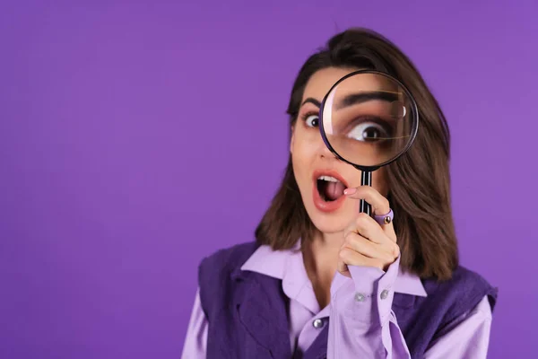 Young Woman Shirt Vest Purple Background Having Fun Magnifying Glass — стоковое фото