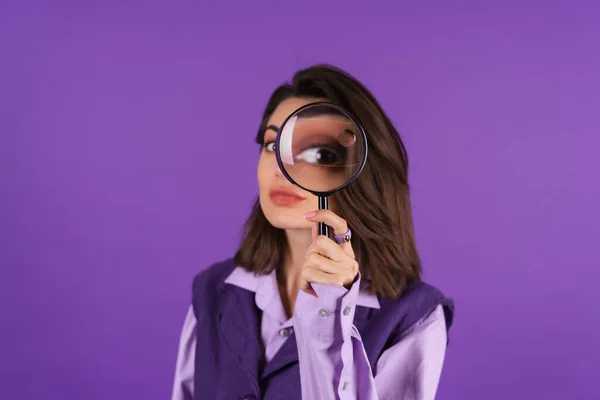 Young Woman Shirt Vest Purple Background Having Fun Magnifying Glass — Stock Photo, Image