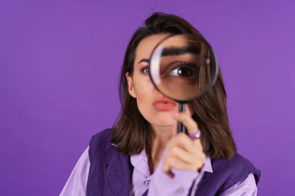 Young Woman Shirt Vest Purple Background Having Fun Magnifying Glass — стоковое фото