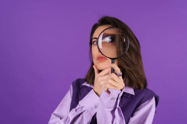 Young Woman Shirt Vest Purple Background Having Fun Magnifying Glass — Stok fotoğraf