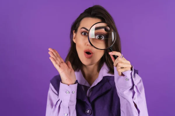 Young Woman Shirt Vest Purple Background Having Fun Magnifying Glass — Stock Photo, Image