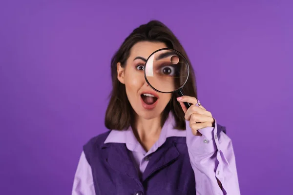 Young Woman Shirt Vest Purple Background Having Fun Magnifying Glass — стоковое фото