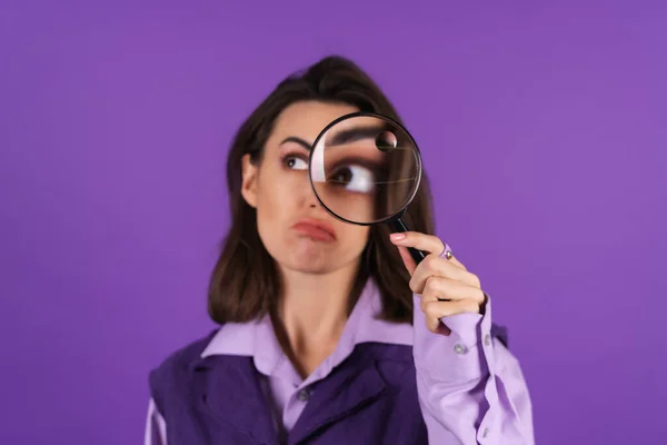 Young Woman Shirt Vest Purple Background Having Fun Magnifying Glass — Foto Stock