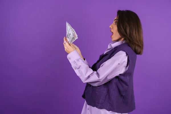 Mujer Joven Una Camisa Chaleco Sobre Fondo Púrpura Con Paquete — Foto de Stock