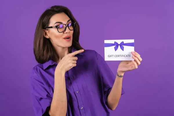 Young Woman Shirt Purple Background Gift Certificate Smiling Cheerfully Makeup — Stockfoto