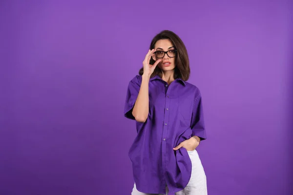 Young Woman Shirt Short Sleeves Purple Background Makeup Lipstick Her — ストック写真