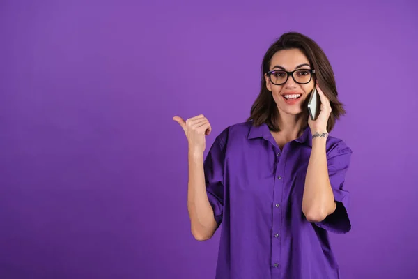 Young Woman Shirt Glasses Purple Background Phone Cheerfully Chatting Friends — 스톡 사진