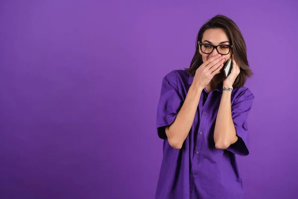 Young Woman Shirt Glasses Purple Background Phone Cheerfully Chatting Friends — Stockfoto