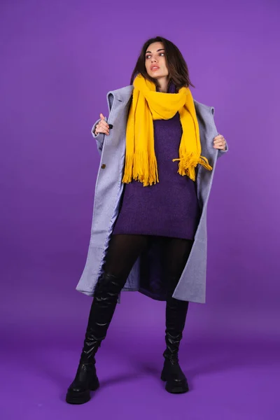 グレーのコート ニットのドレス 紫の背景に黄色のスカーフで若い女性 完全な成長 春の冬のスタイル — ストック写真