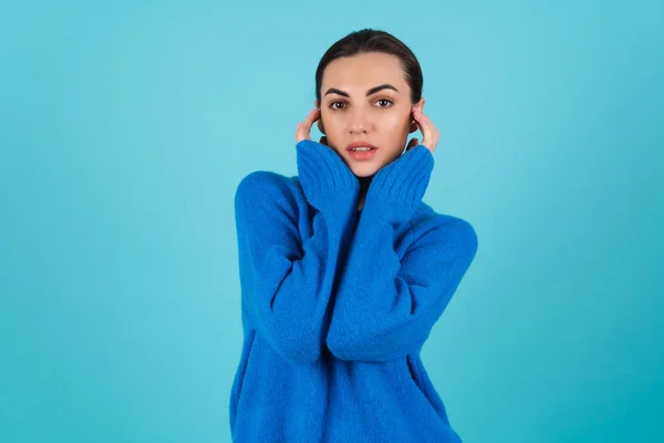 Young Woman Blue Knitted Sweater Natural Day Makeup Turquoise Background — Stock fotografie