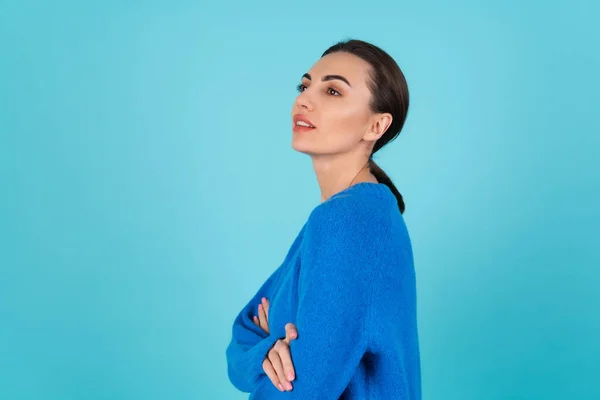 若いです女性で青ニットセーターと自然日化粧上のターコイズ背景 — ストック写真