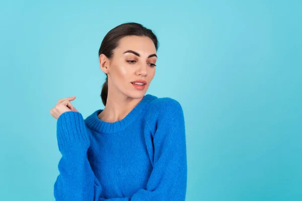 Young Woman Blue Knitted Sweater Natural Daytime Makeup Turquoise Background — Fotografia de Stock