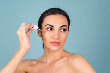 Mükemmel ciltli ve doğal makyajlı üstsüz kadının yakın güzellik portresi, gençlik ve cilt suyu için serum, kozmetik yağlı damlatıcı.