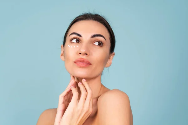 Retrato Belleza Cerca Una Mujer Topless Con Piel Perfecta Maquillaje — Foto de Stock