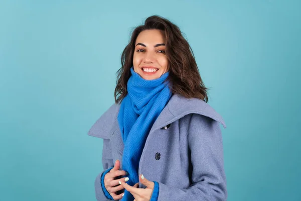 青いニットのセーター スカーフ グレーのコートの女性の春の秋の肖像画 陽気にポーズ 春を見越して — ストック写真