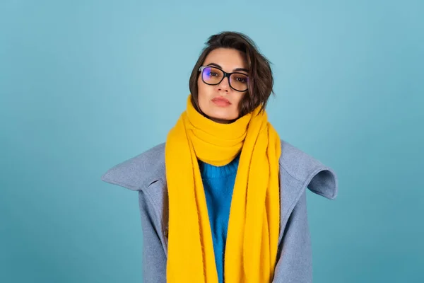 青いニットのセーター 黄色の明るいスカーフとグレーのコートの女性の春の秋の肖像画は 流行のポーズで 春を見越して — ストック写真