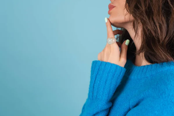 Close Shot Woman Hand Blue Knitted Sweater Large Bulky Green — Stock Photo, Image