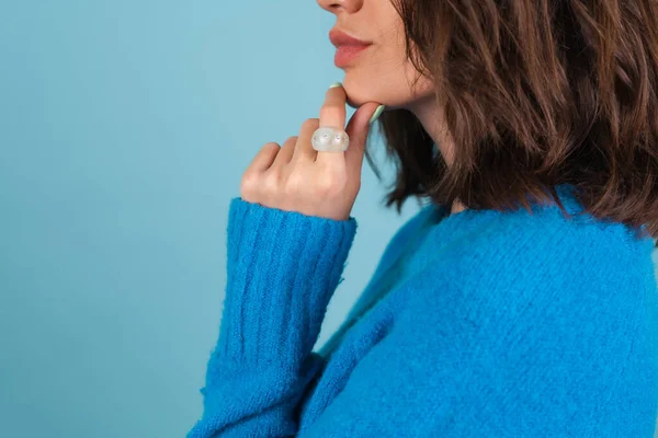 Close Shot Woman Hand Blue Knitted Sweater Large Bulky Green — Stock Photo, Image